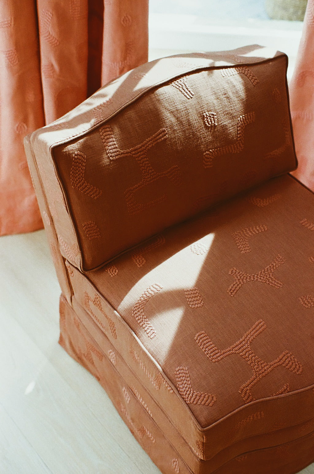 Felix Slipper Chair, Raphia, Tobacco
